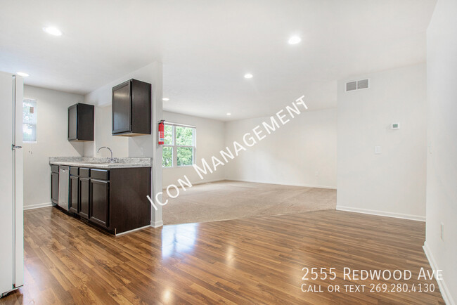 Building Photo - 2555 Redwood Ave
