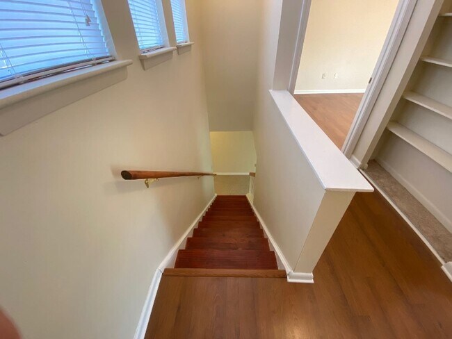 Building Photo - 449 Hickory Hill Dr