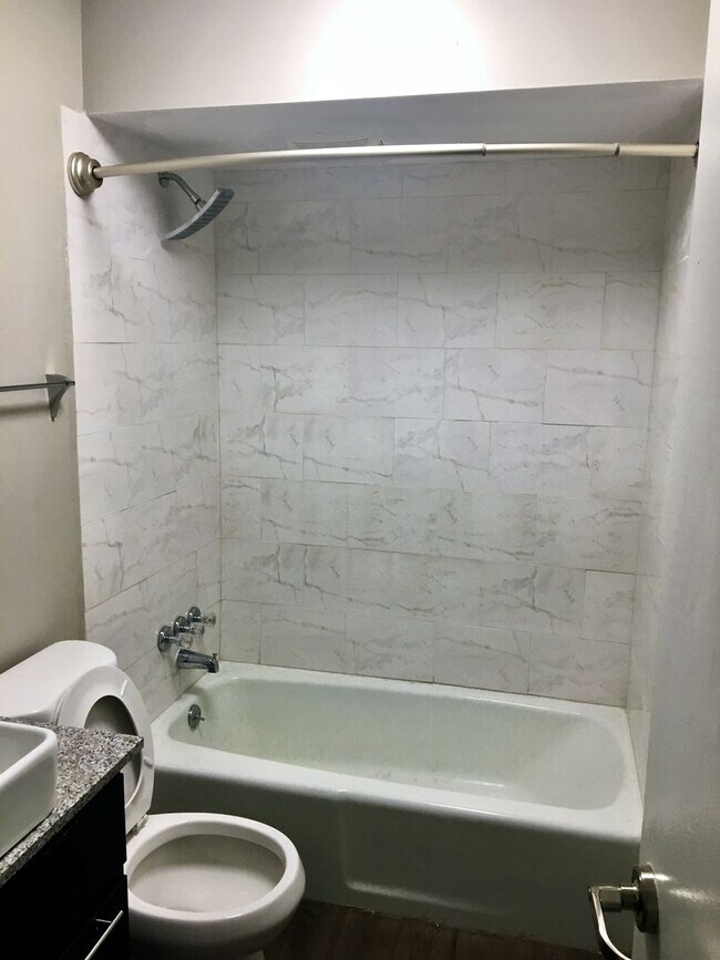 Building Photo - *** Amazing Apartment in Mt. Washington * Pet Friendly * Duplex style * Available Now * Spacious ...