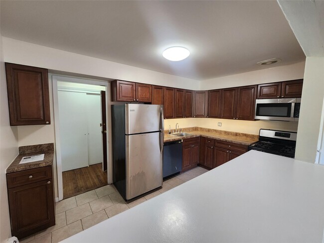 Building Photo - 5 Darian Ct