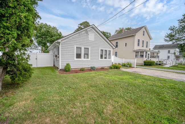 Building Photo - WINTER RENTAL Fully Furnished 2 Bedroom Co...