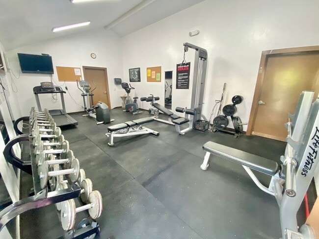 Building Photo - 2 Bed, 2 Bath Townhouse in Salt Lake near Stadium Mall & Rail Station!