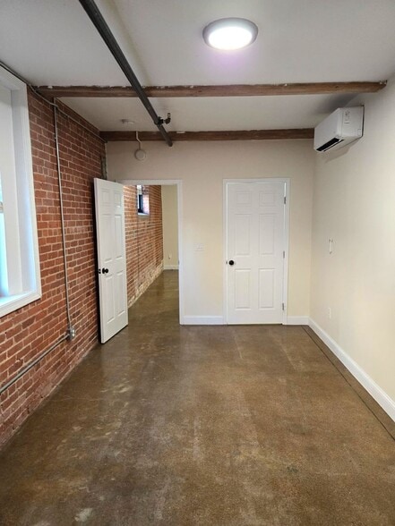 Building Photo - 548 Roosevelt Ave