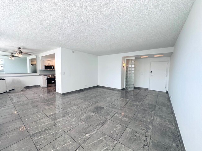 Building Photo - 1 Bedroom 1 Bath Ocean View Condo - Steps from Fort Lauderdale Beach!