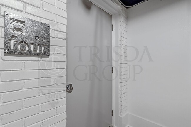 Building Photo - Apt 4 Avail July 18th!  Unique 2 BR, 2 BATH Apt in the HEART of Mt Washington!  3 Off Street Park...