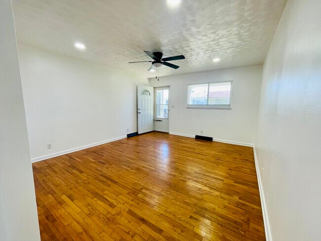 Building Photo - 908 S Crutcher Ave