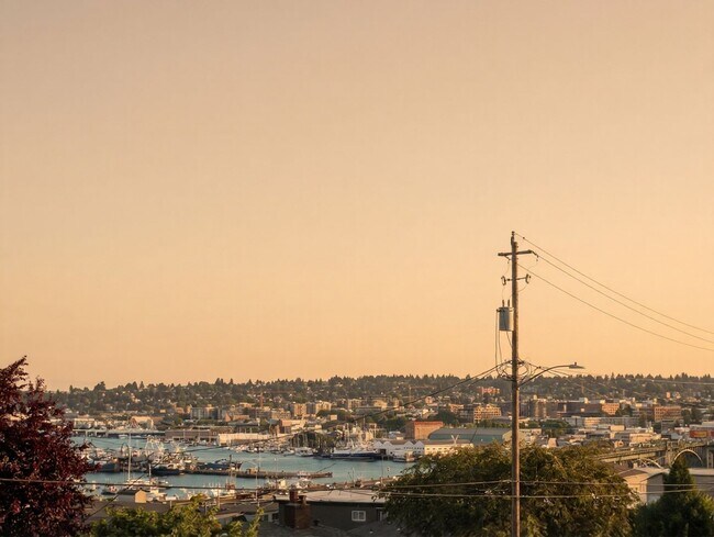Building Photo - Magnolia Seattle 1-Bedroom Apartment for Rent | Off-Street Parking, Pet Friendly & On-Site Laundr...