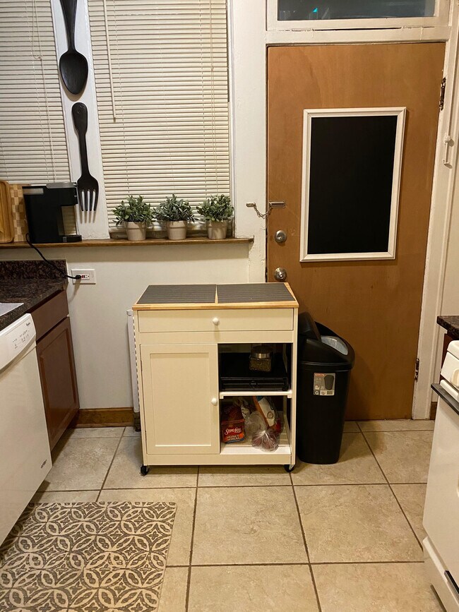 Building Photo - 1427 N Artesian Ave