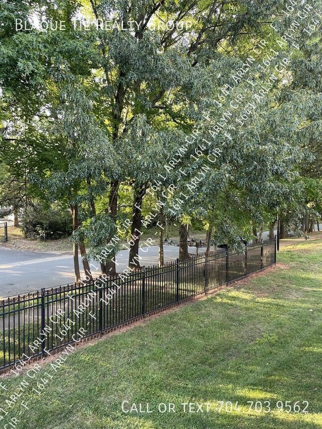 Building Photo - 1641 Arlyn Cir