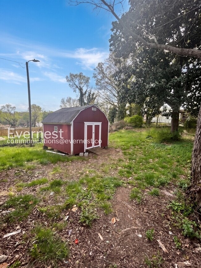 Building Photo - 856 N Cameron Ave