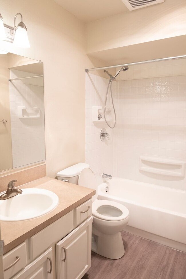 Building Photo - Inviting Irvington Flat with Timeless Appeal!