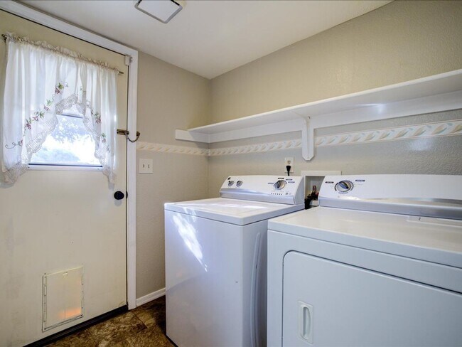Building Photo - Modern 2 Bedroom 2 Bathroom home with comm...
