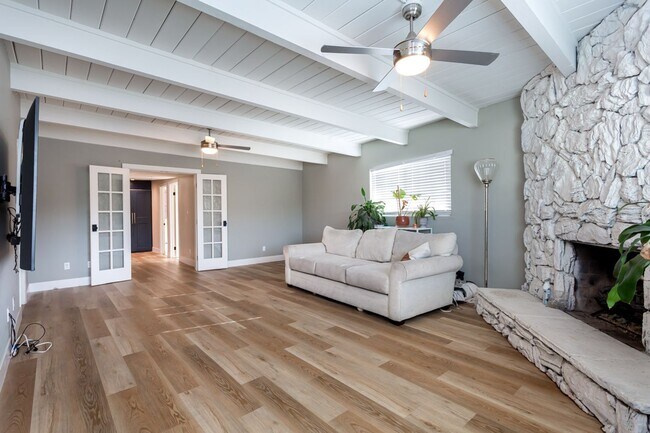 Building Photo - Remodeled Craftsman with Large Yard!