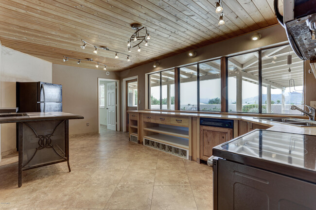 Building Photo - 17137 E Rand Dr