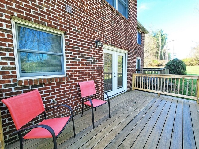 Building Photo - 807B Edgemont Terrace SW