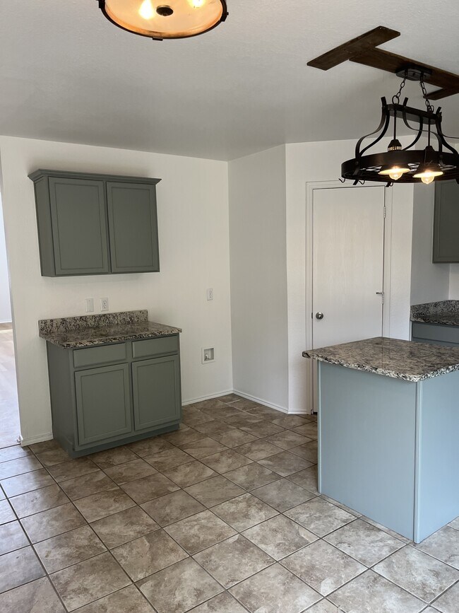 Building Photo - 4529 Blue Jay Ln