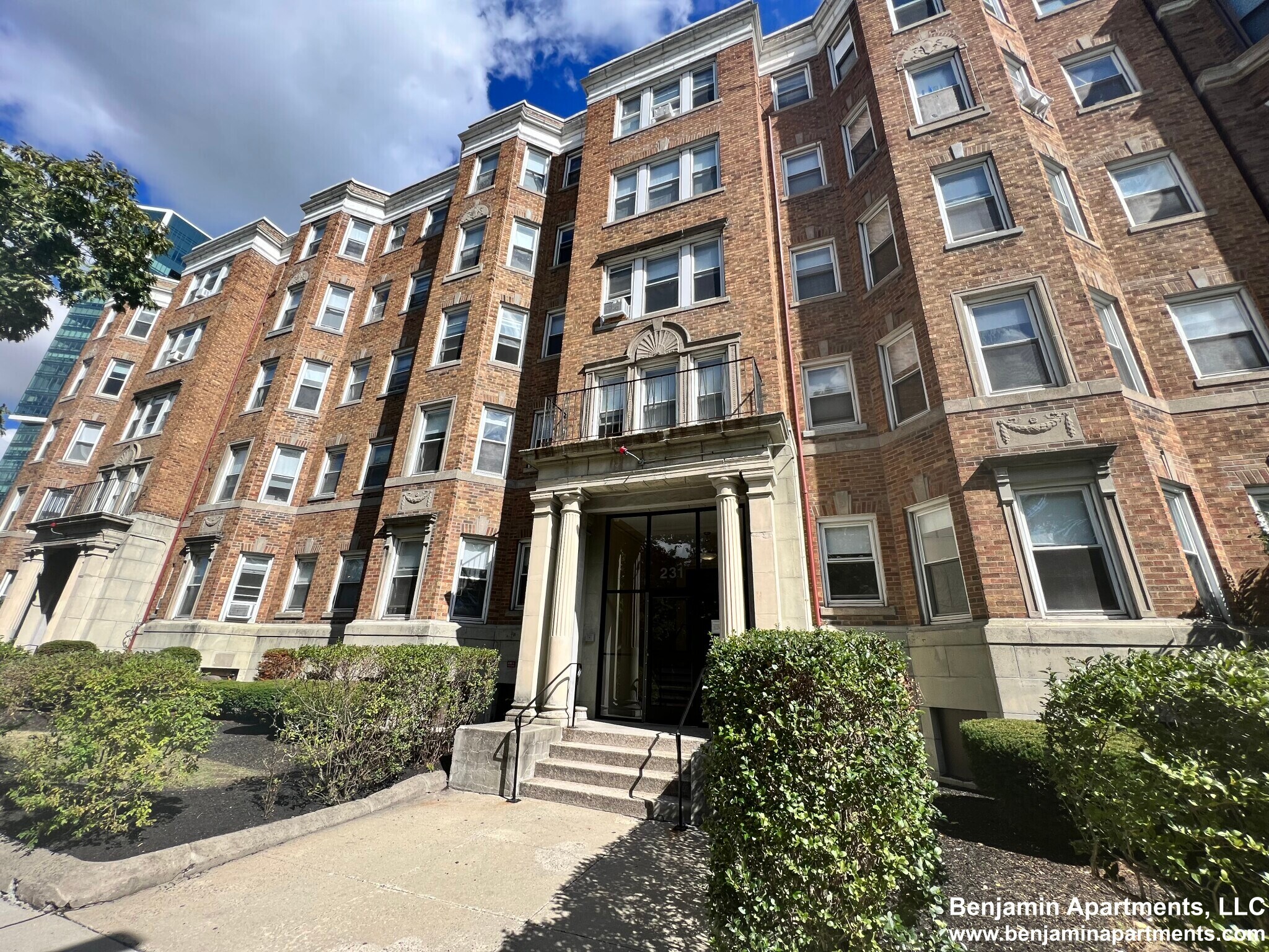 Building Photo - 231 Park Dr
