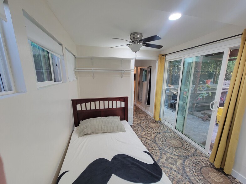 Building Photo - 11001 Darby Ave