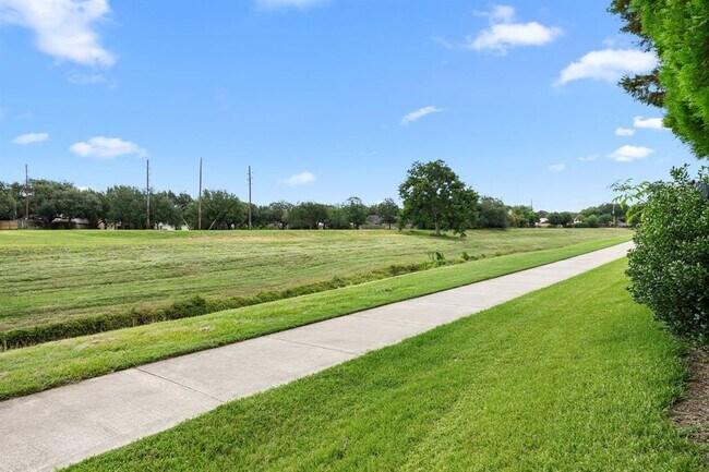 Building Photo - 4702 Forest Home Dr