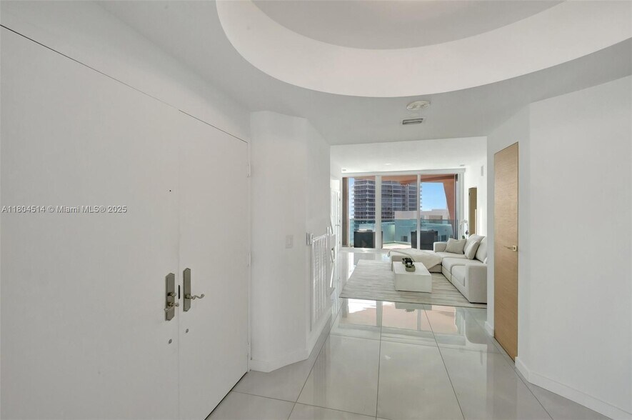 Building Photo - 300 S Pointe Dr