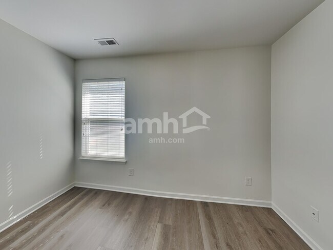 Building Photo - 2004 Centerview Dr