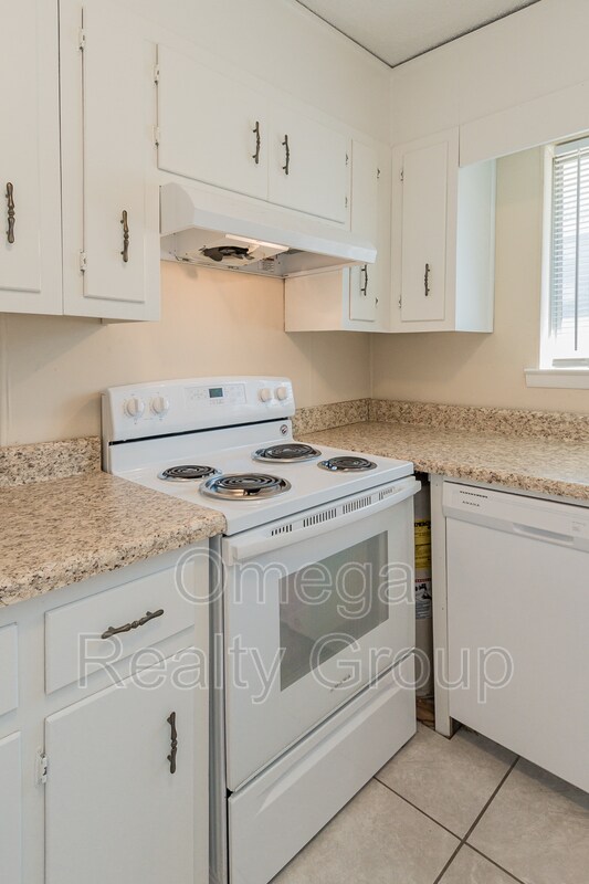 Building Photo - 1600 14th Ave E