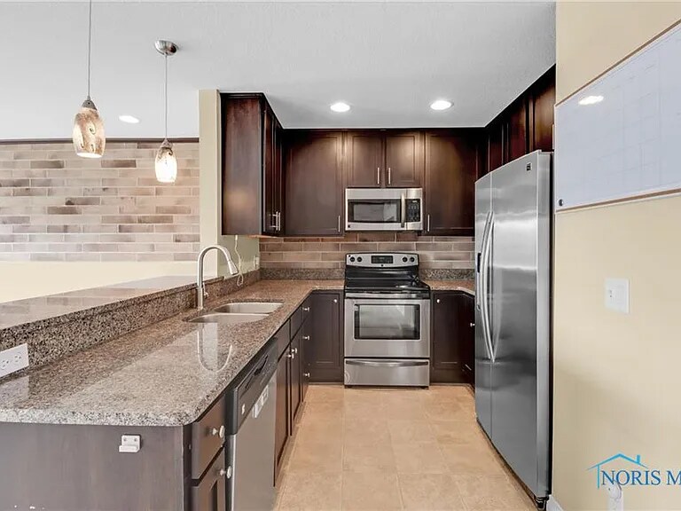 Building Photo - 4733 Lakeside Dr