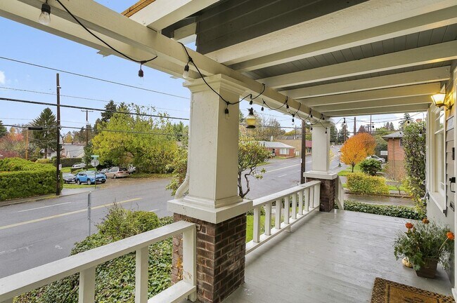 Building Photo - 3 bedroom, 2 bath gorgeous home now available by Mt. Tabor Park in SE Portland!