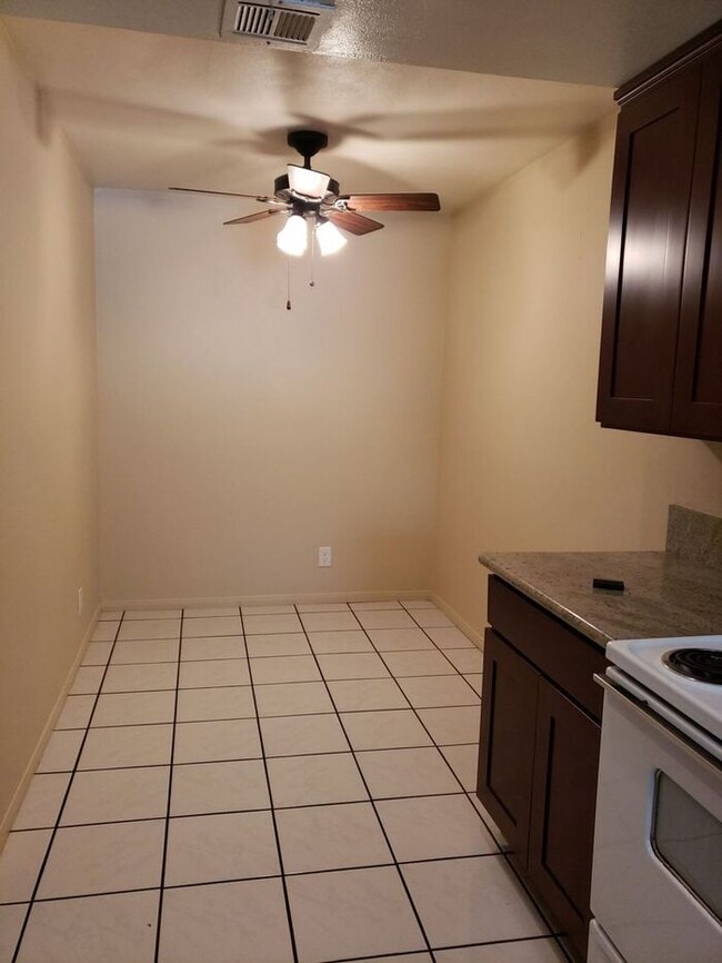 Building Photo - The Bluffs at Fox Run!!! 3BR/2.5BA Rarely ...