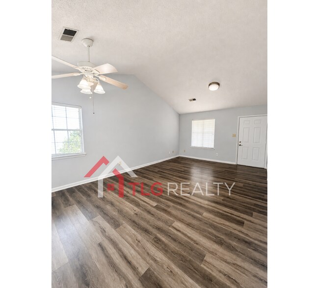 Building Photo - 3821 Rosedown Dr