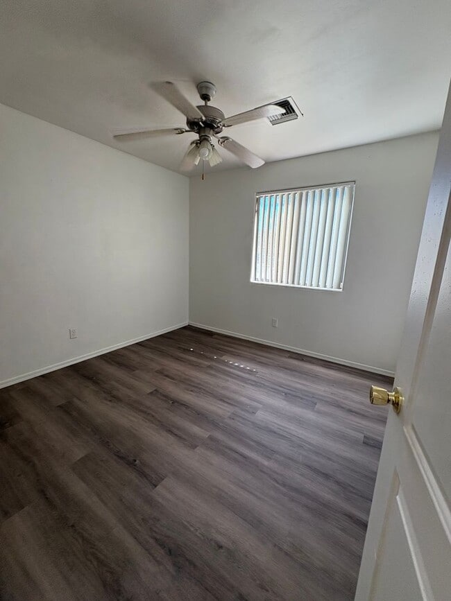 Building Photo - 2109 E Pinal Vista