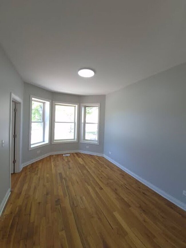 Building Photo - 3 Bedroom Unit Available
