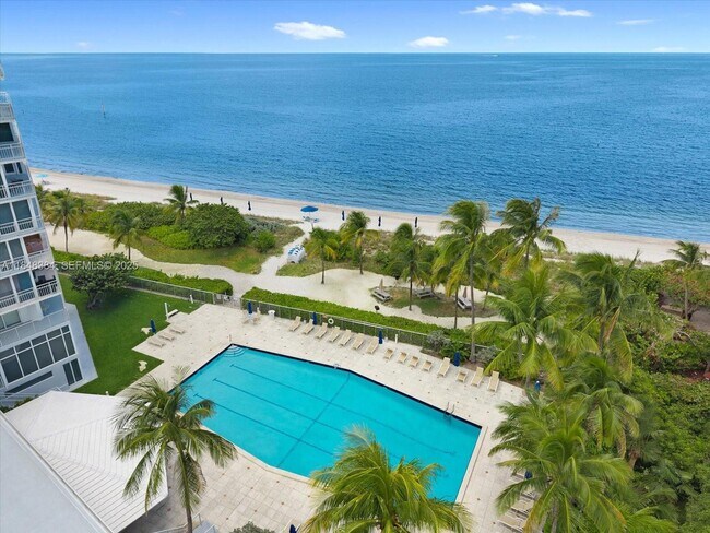 Building Photo - 600 Grapetree Dr