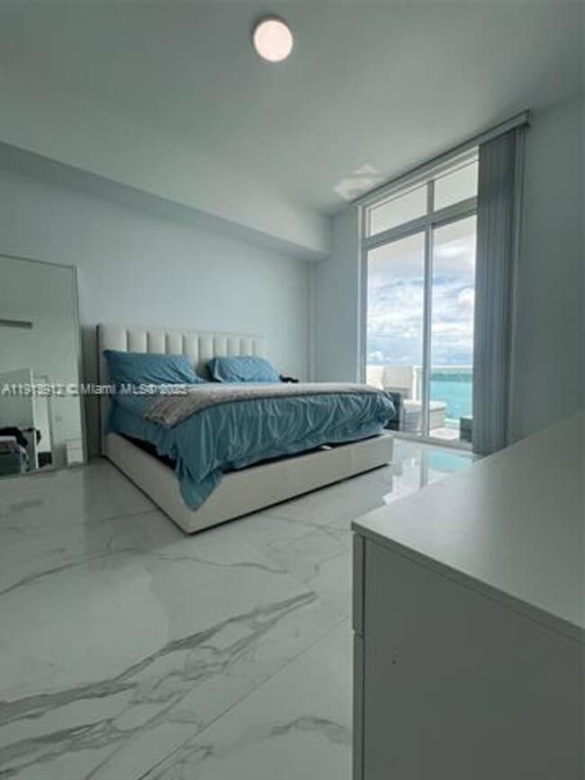 Building Photo - 7910 Harbor Island Dr