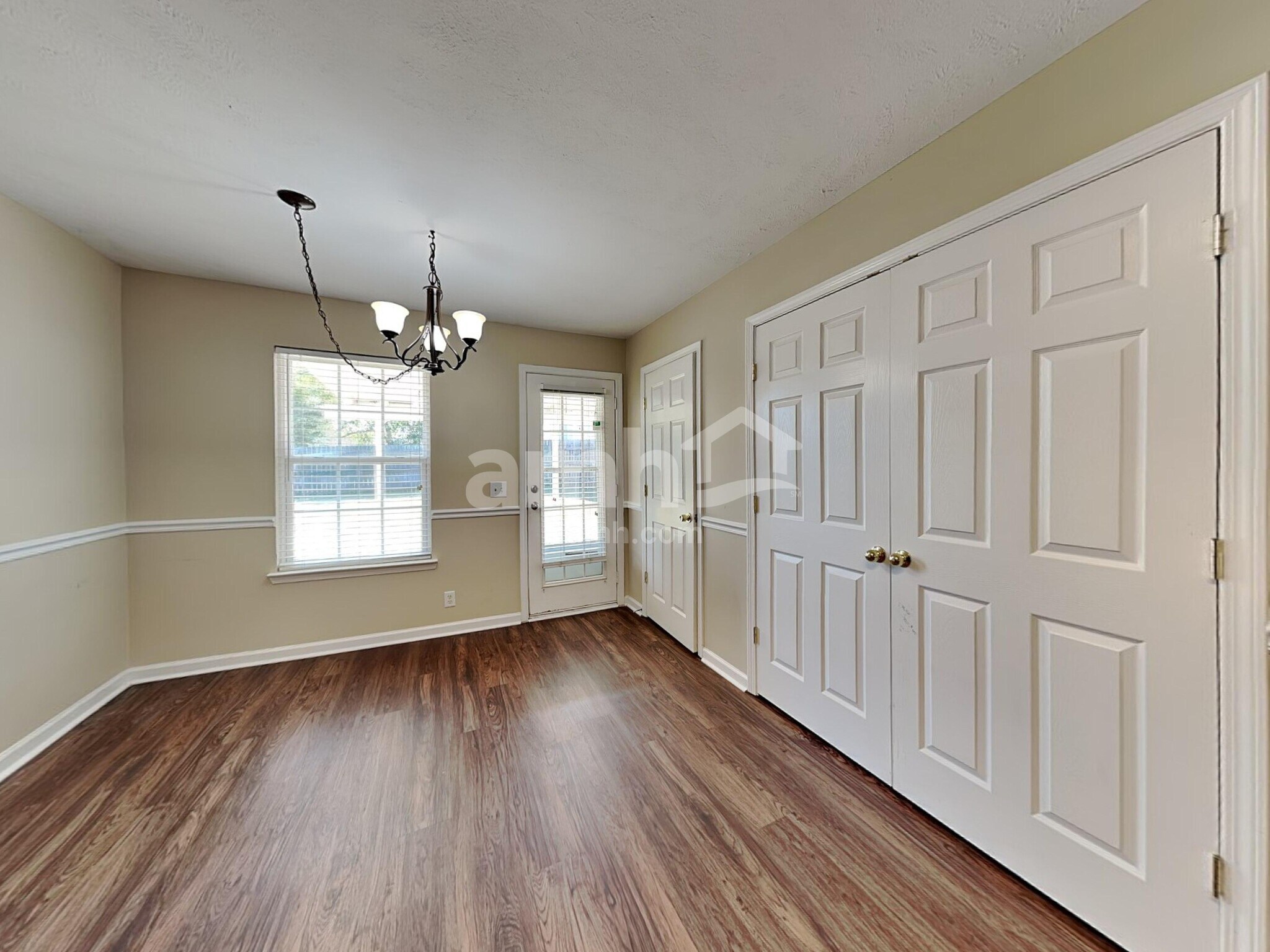 Building Photo - 1104 S Hampton Close