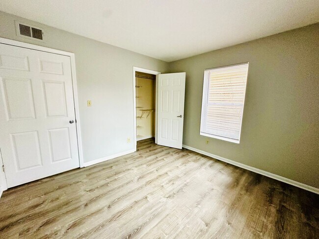 Building Photo - Affordable 3 bedroom in West Louisville-Section 8 Accepted