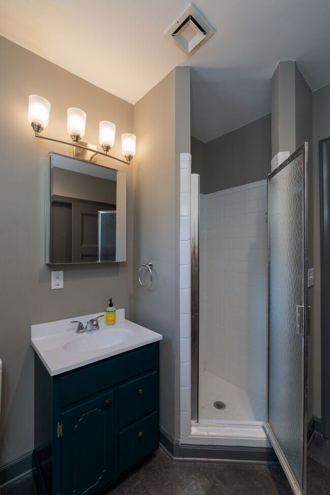 Building Photo - Single Family Home on almost an acre, 4 be...