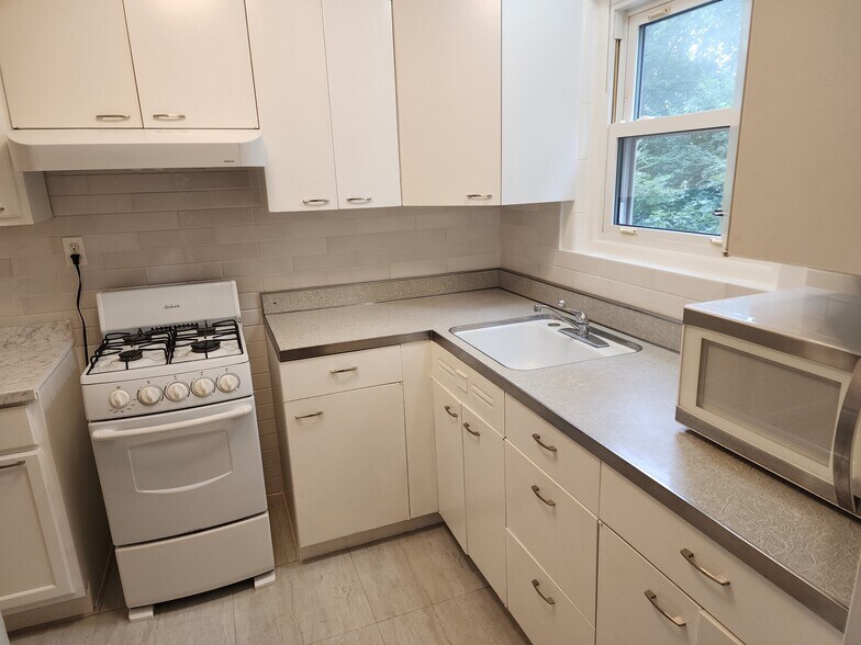 Building Photo - 49 Howard Ave