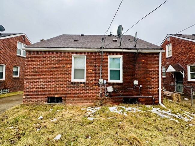 Building Photo - Nicely Updated 3 Bedroom 2 Bathroom House ...