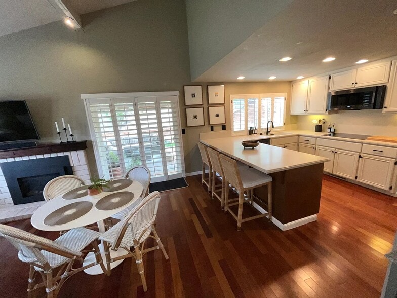 Kitchen/Family room - 413 La Quinta Ct