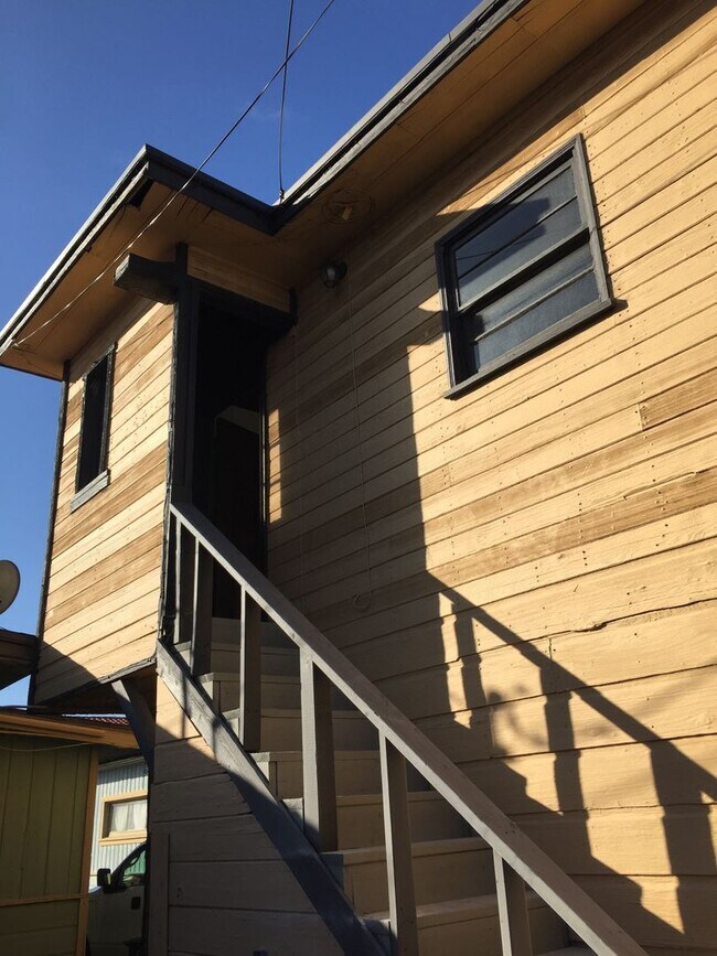 Building Photo - Silver Strand Beach - One bedroom, one bath upstairs bungalow