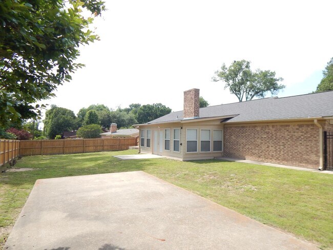 Building Photo - South Tyler, Beautiful 3 Bedroom, 2 Bath Home with RV Parking!