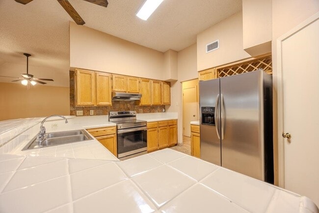 Building Photo - 1425 Longhorn Dr