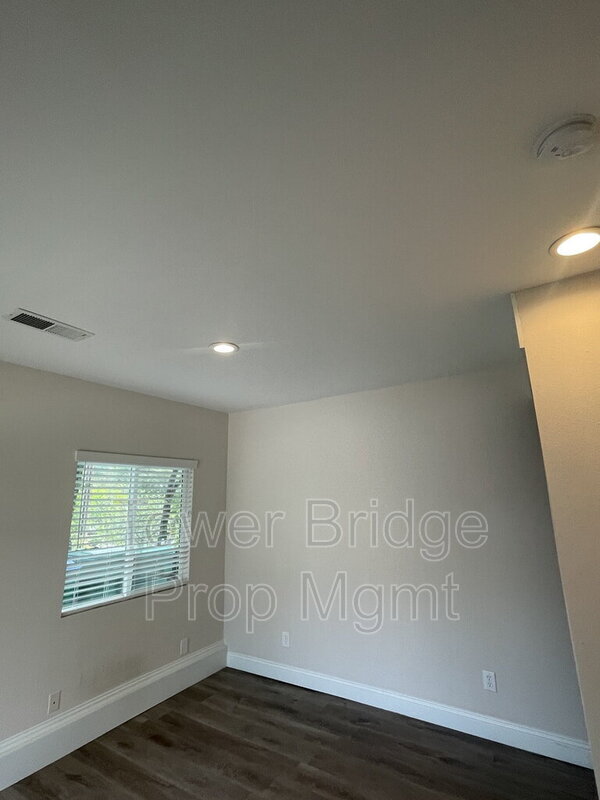 Building Photo - 737 Cresta Ct