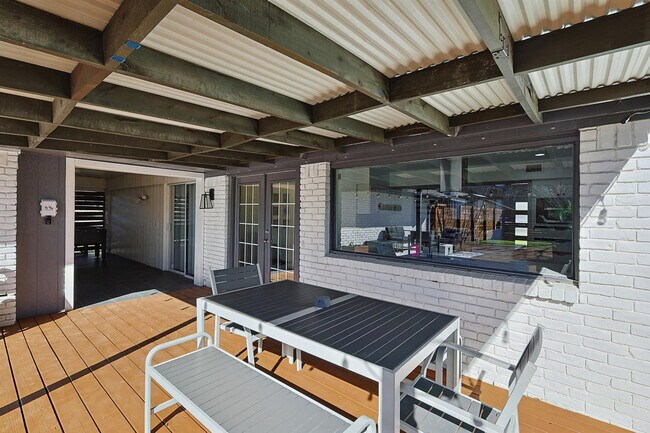 Building Photo - 313 Melorine Dr