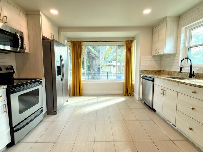 Building Photo - 1021 E Millbert Ave