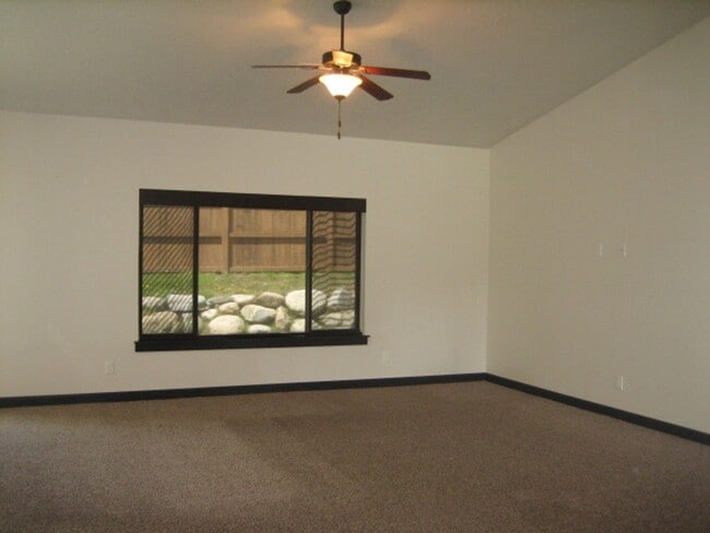 Building Photo - CDA Home w/ 22X45 RV Garage/Shop!