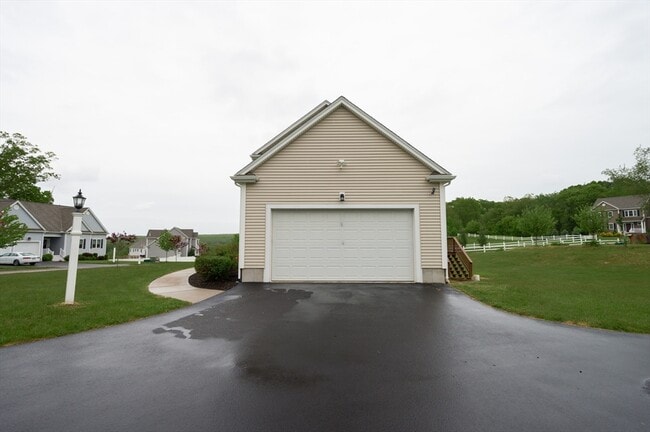 Building Photo - 7 Willow Brook Ln