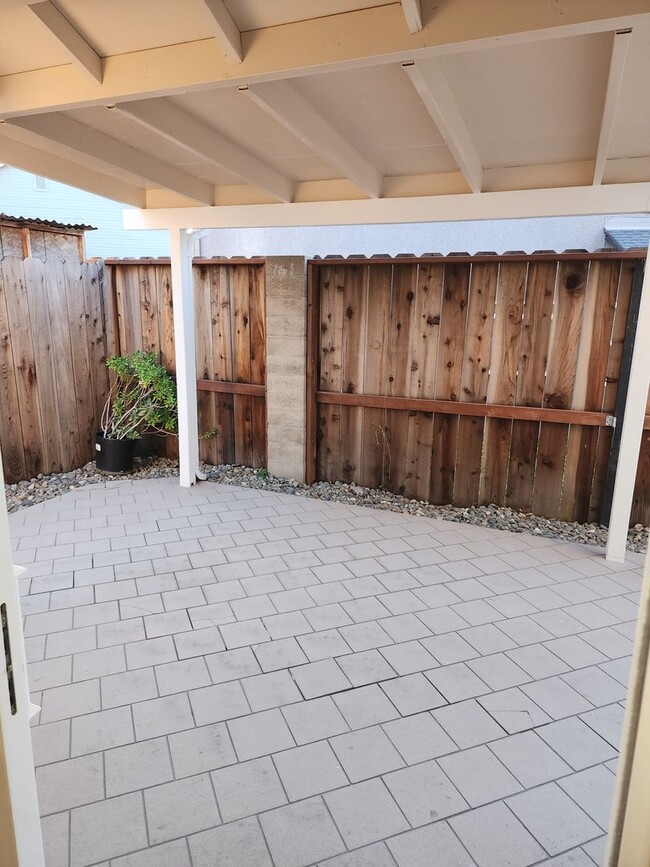 Building Photo - 3 Bedroom 2 Bath in HOA Community with Com...