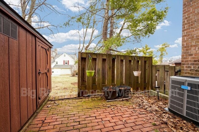 Building Photo - 704 Stonybrook Dr